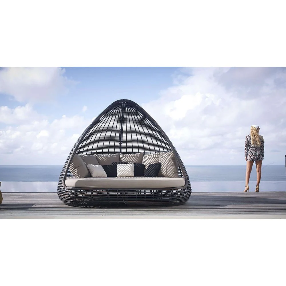 Sofa Daybed Kapsul Rotan dengan Kanopi