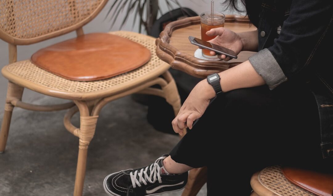 cara mengatasi kursi santai rotan berjamur