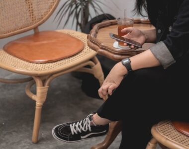 cara mengatasi kursi santai rotan berjamur