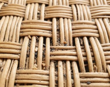 Cara Efektif Membersihkan Sela Sela Anyaman Rotan