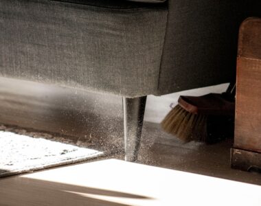 cara membersihkan sofa rotan