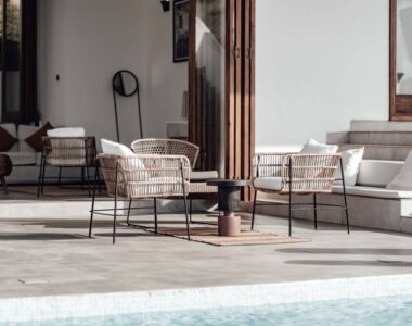 furniture rotan vs furniture plastik untuk outdoor