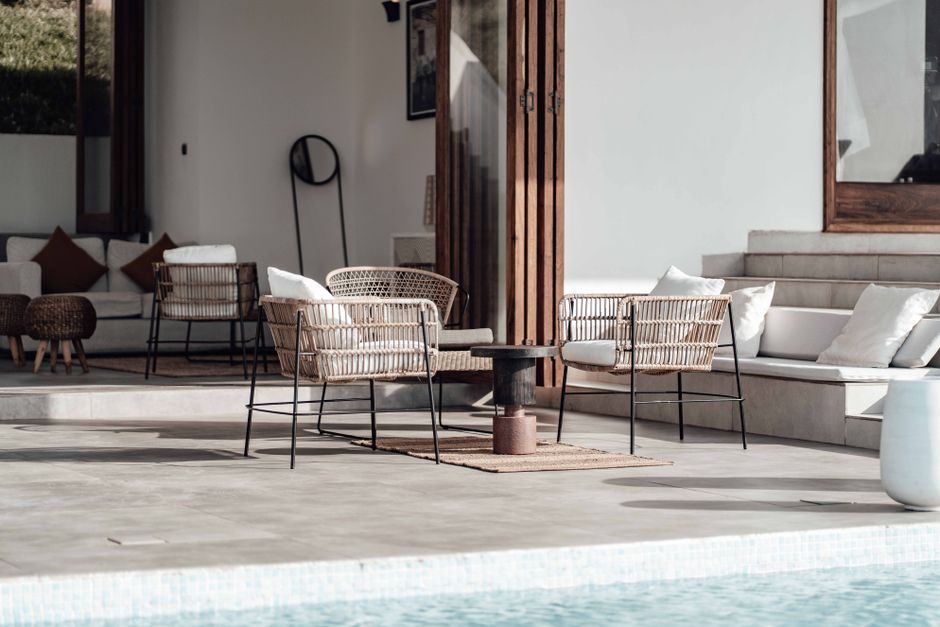 furniture rotan vs furniture plastik untuk outdoor