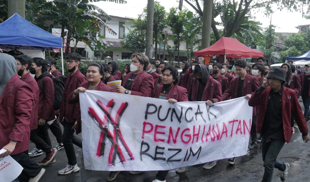 cara pengrajin membuat anyaman rotan