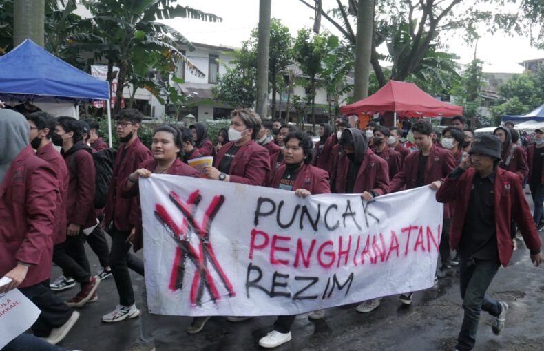 cara pengrajin membuat anyaman rotan