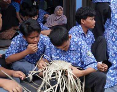 cara mengecat ulang ayunan rotan yang pudar